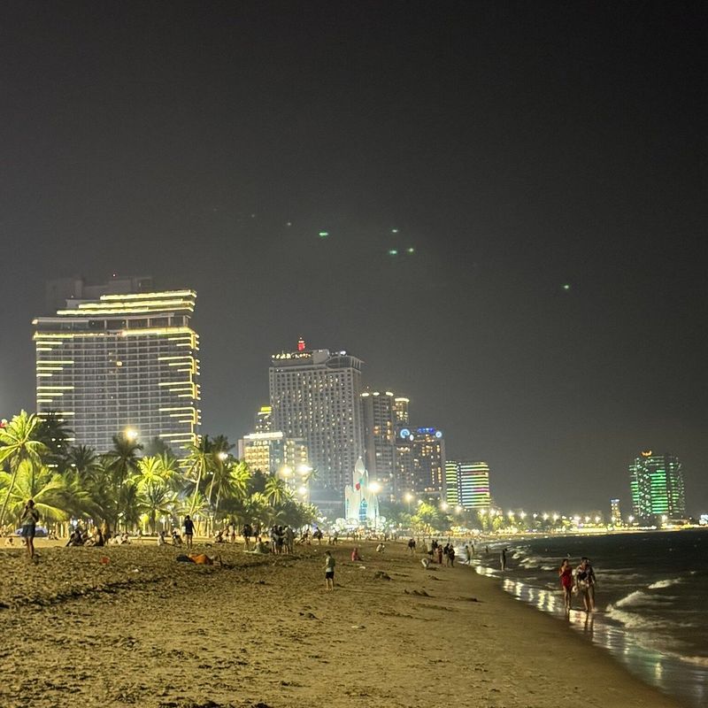 Bãi biển trung tâm Nha Trang - ảnh 3